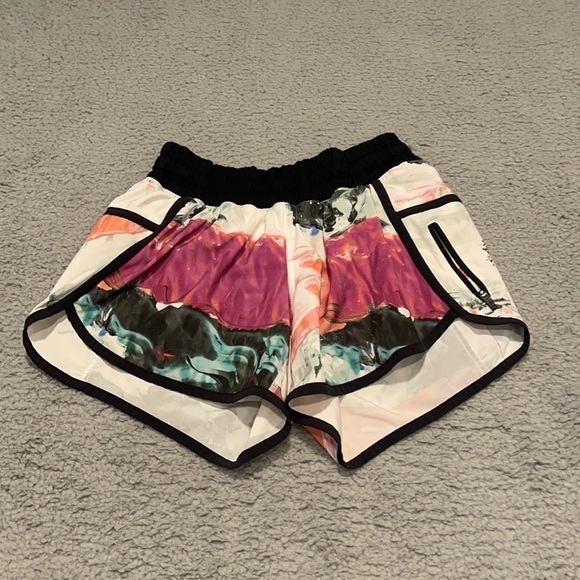 Lululemon Shorts Womens 4 vintage Black Tracker Pigment Wave Multi Athletic - Picture 1 of 5